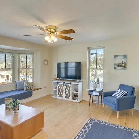 Delafield Vacation Rental Near Lakes And Parks!